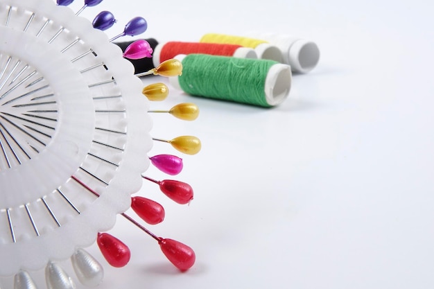 haftowane materiały i nici